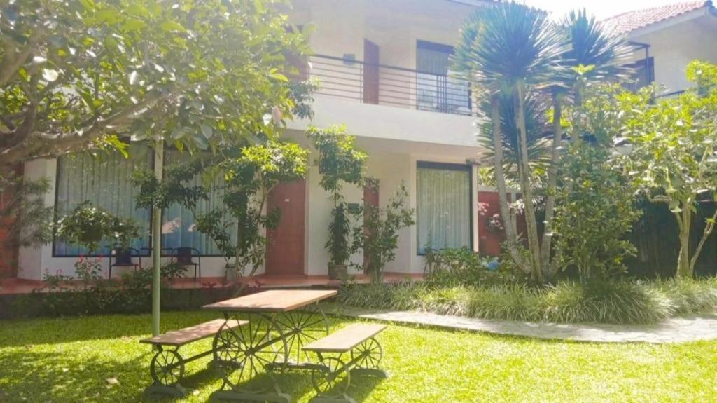 La Oma Hotell Lembang Exteriör bild